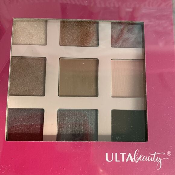 Ultra beauty makeup collection with beautiful zippered case - Picture 4 of 8